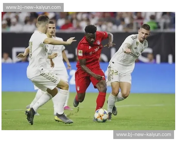 德甲巅峰对决：拜仁慕尼黑vs弗莱堡，一场关乎荣耀与信仰的绿茵史诗